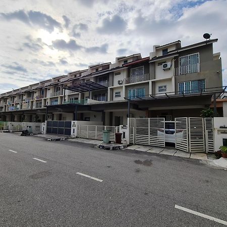 3Storey House 13Pax Family Suite Bayan Lepas Bagian luar foto